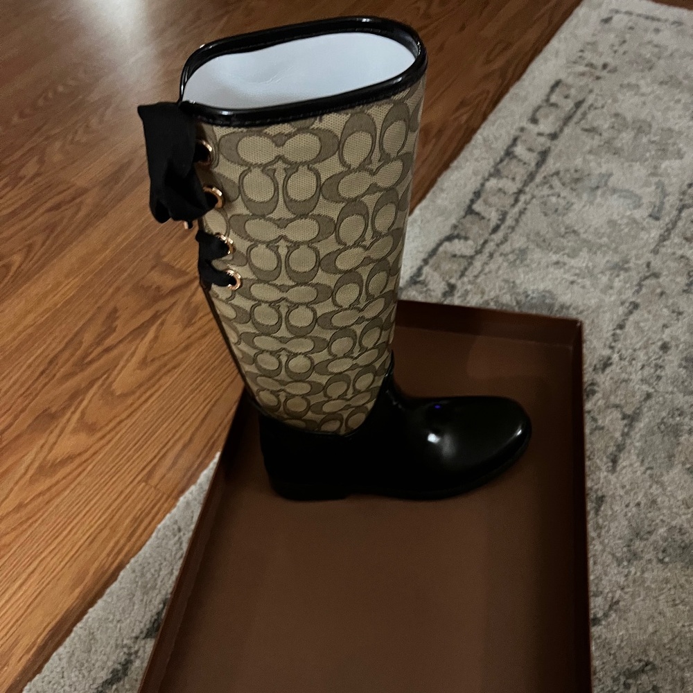 Coach rain boots in chestnut/ khaki color size 6M